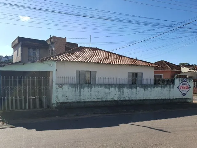 Casa de esquina com 2 quartos no Guanabara — foto 1